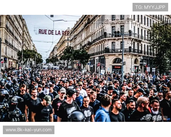 马赛主场球迷高呼“国王万岁”,致敬奥巴梅扬