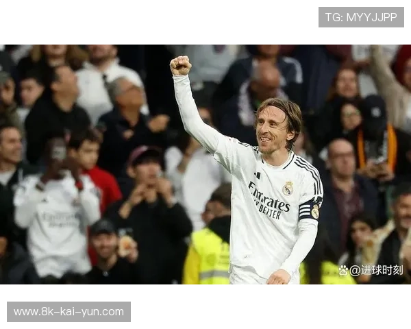 终场哨响，克罗地亚老将莫德里奇跪地掩面，皇马艰难取胜